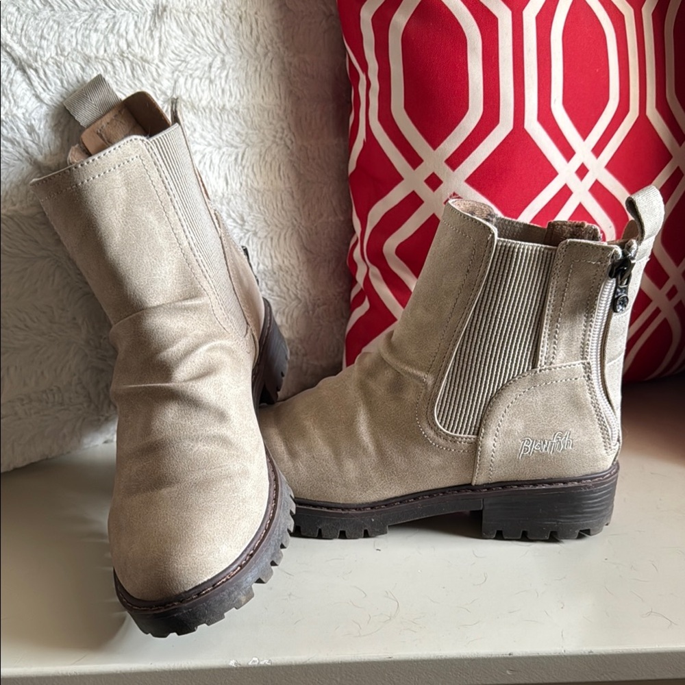 BNWOT Blowfish ankle booties - Size 6